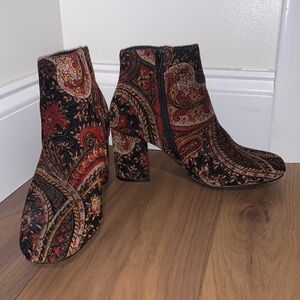 Velvet boots with paisley pattern